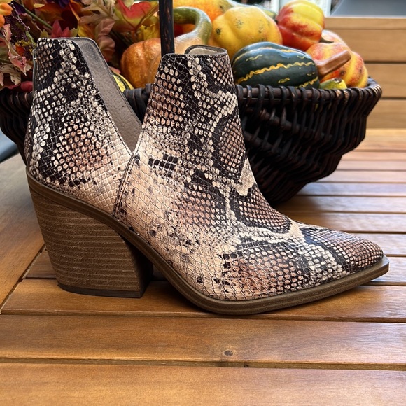 Vince Camuto leather reptile print boot SZ 9 - Picture 3 of 16
